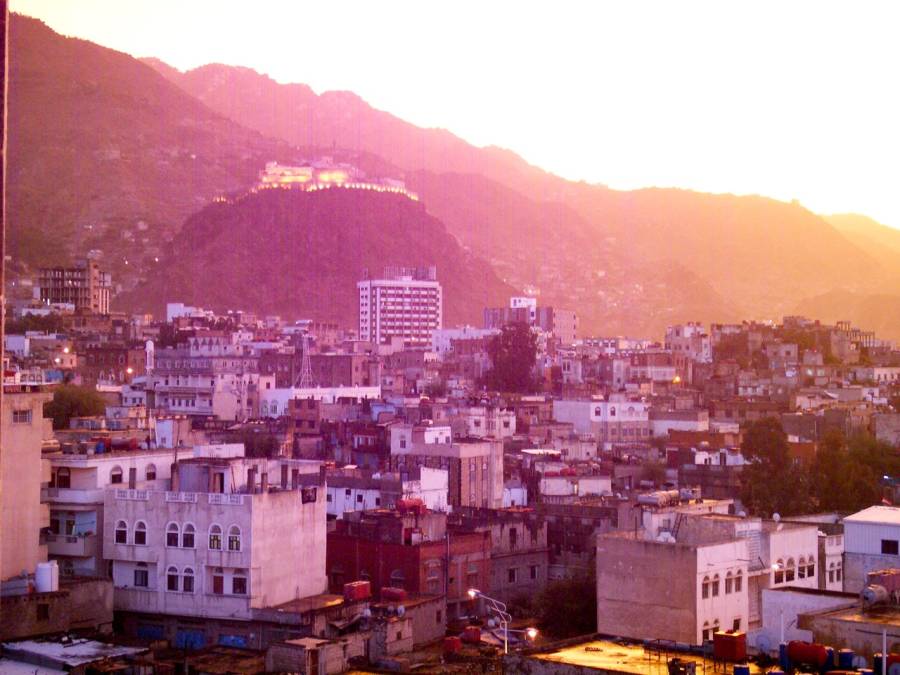 Du dernier étage de l'hôtel Shamsan, vue sur la citadelle al-Qahira et le
Djébel Sabir
...