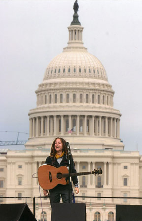 Ani Difranco en 2006, lors d'un concert organisé devant le Congrès américain à Washington DC.